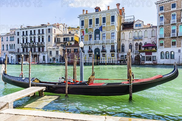 Gondola ready for boarding on the Canale Grande