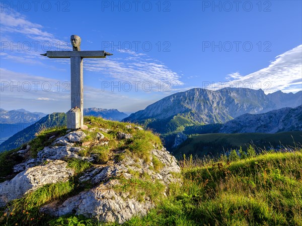 Summit cross of the red disc with view of the Hohe Brett