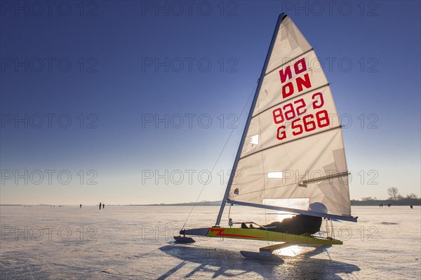 Ice sailor on the Duemmer in winter