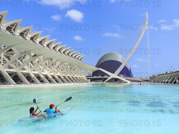 Principe Felipe Science Museum and Puente de l'Assut de l'Or bridge