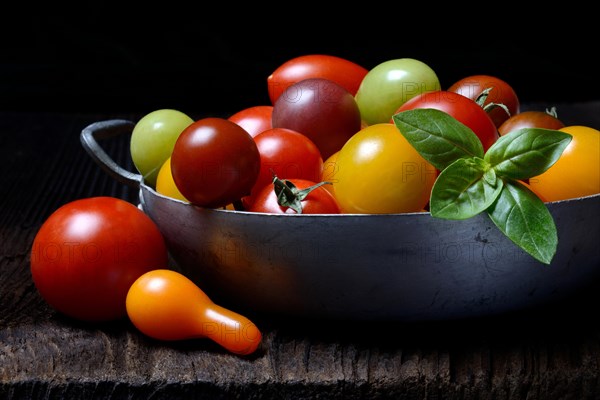 Various cherry tomatoes in shell