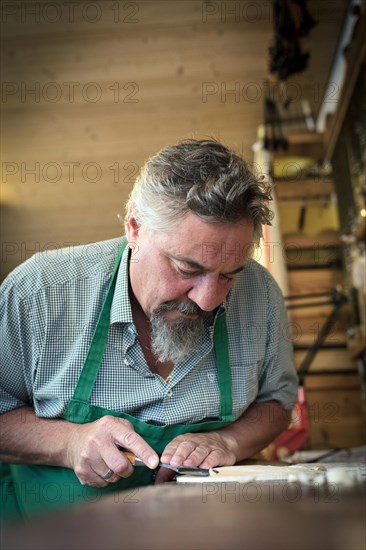 Work on the lid of the instrument