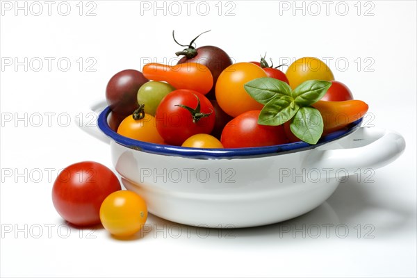 Various cherry tomatoes in bowl