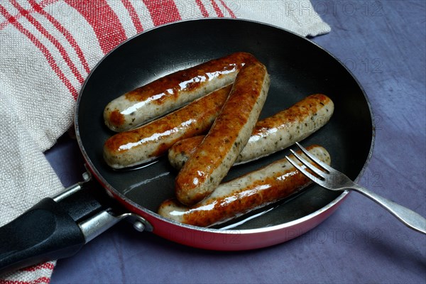 Nuremberger Rostbratwurstchen in pan