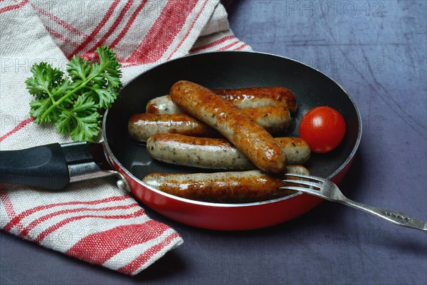 Nuremberger Rostbratwurstchen in pan