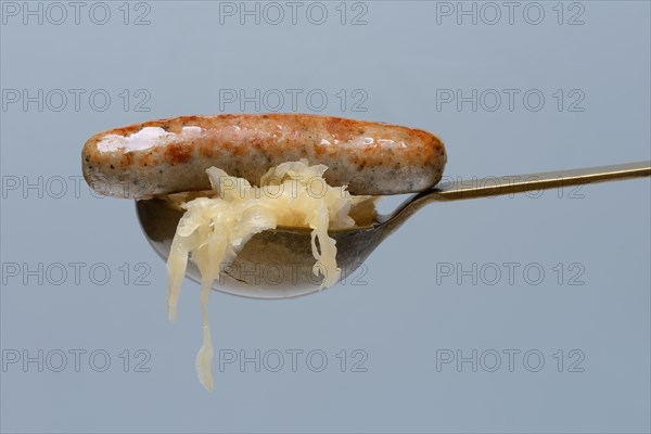 Nuremberg grilled sausages with sauerkraut on kellet