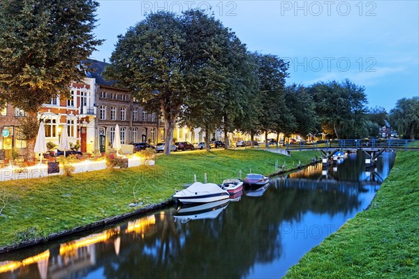 Central Gracht Mittelburggraben am Abend