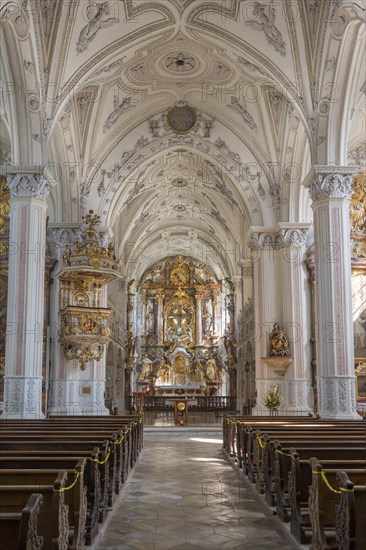 Middle nave with main altar