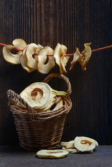 Dried apple slices