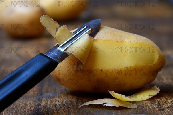 Potato peeling with peeler