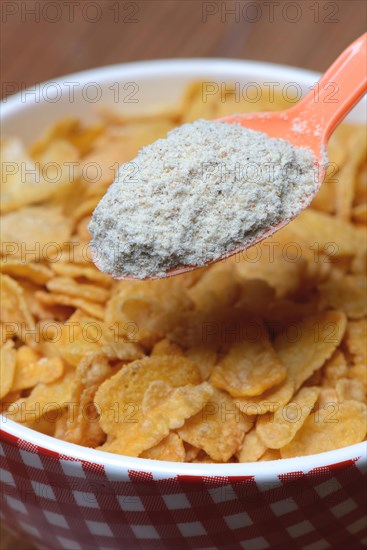 Tigernut flour in spoon and cornflakes in shell