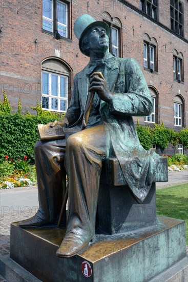 Bronze statue of Hans Christian Andersen in front of the town hall