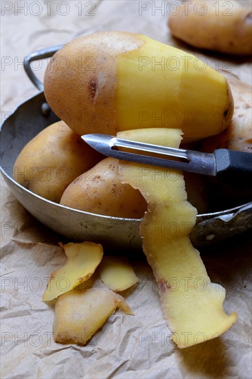 Potato peeling with peeler