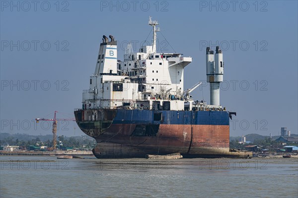 Huge container ship ready to getting break up