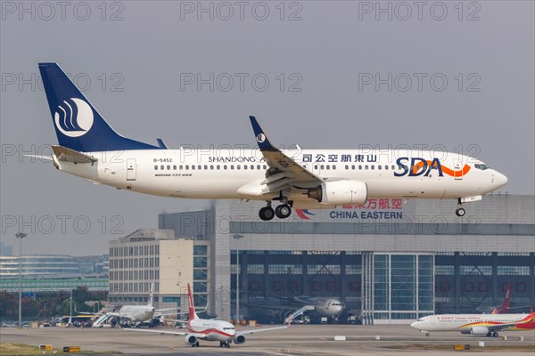 A Boeing 737-800 aircraft of SDA Shandong Airlines with registration number B-5452 at Shanghai airport