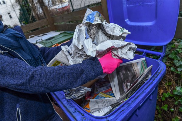 Waste paper bin