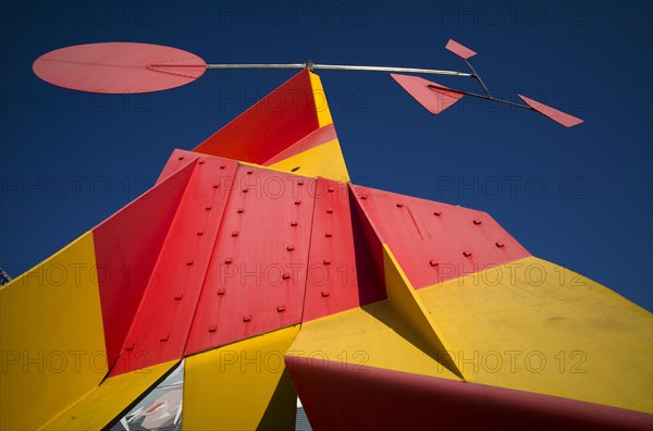 Sculpture crinkly avec disque rouge by Alexander Calder