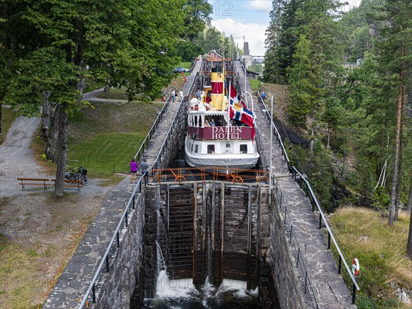 Tourist boat in the Vrangfoss locks