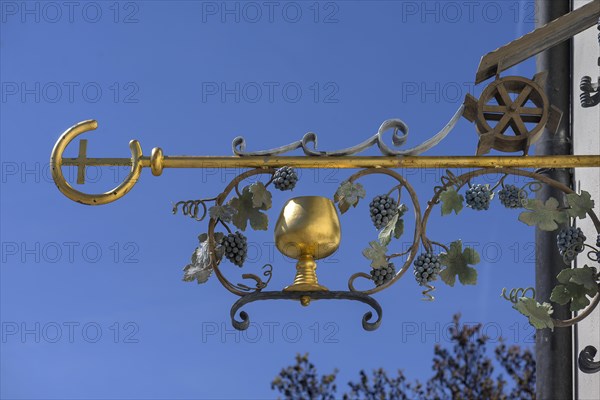 Nose sign with gilded wine jug of a wine tavern