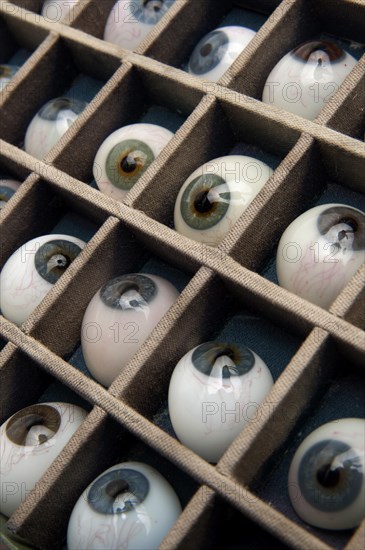 Artificial glass eyes