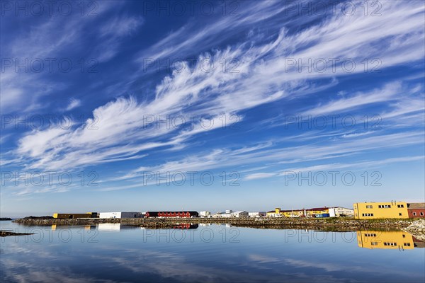 Feathery clouds in the blue sky