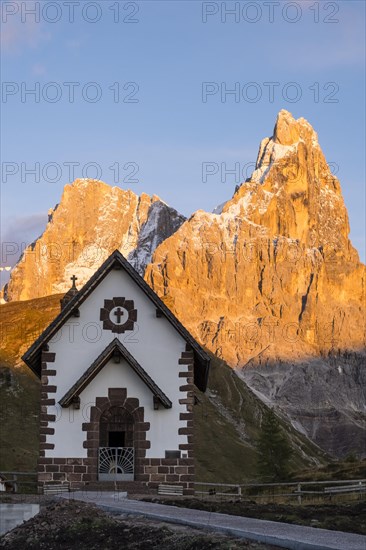 Chapel in front of Cimon della Pala