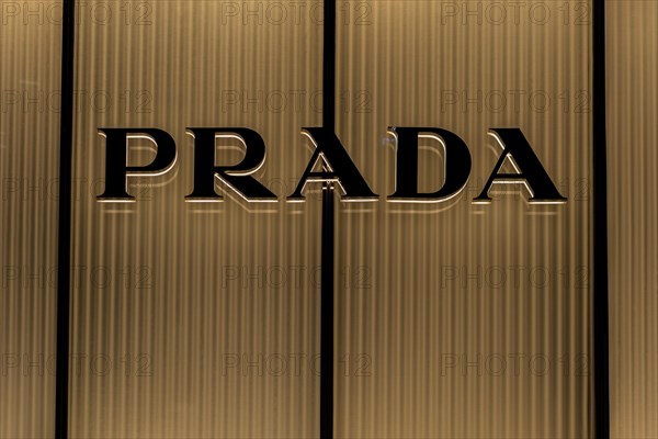 Logo Prada illuminated