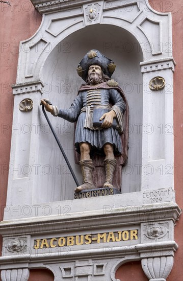 Figure of Jacobus-Major on the facade of the Geschichtenhaus in the Schnoor