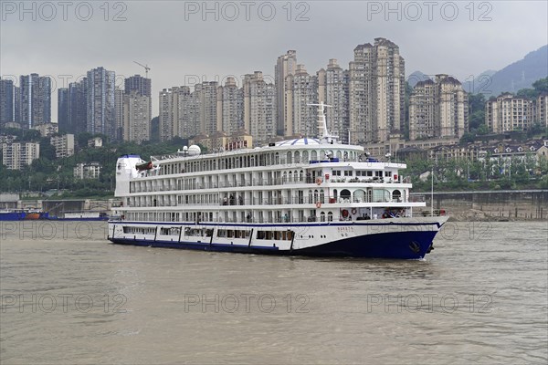 Cruise ship on the Yangtze River