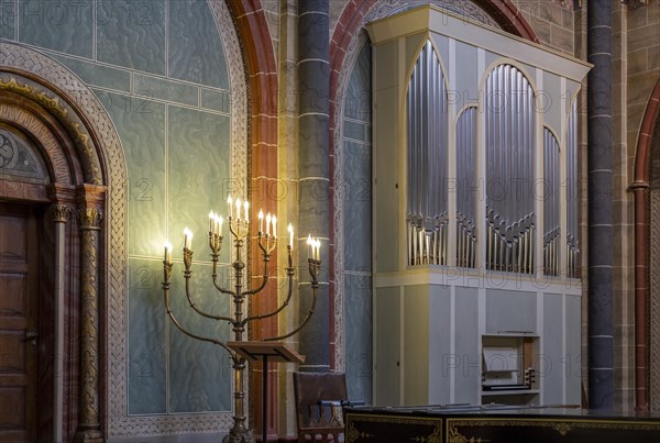 Seven-branched chandelier and choir organ by the Dresden organ workshop Wegscheider from 2002 in St. Peter's Cathedral