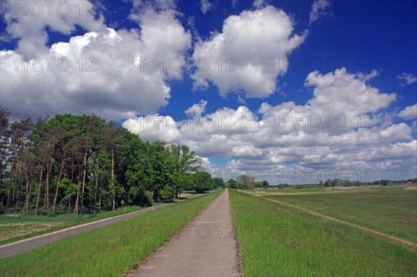 Grad cycle path on the dyke