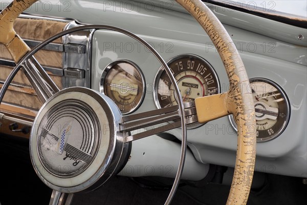 Cockpit with steering wheel from Buick Eight