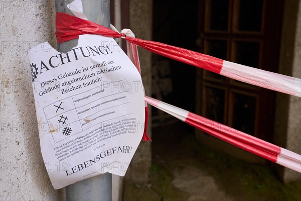 Note explaining markings on a destroyed house in Walporzheim