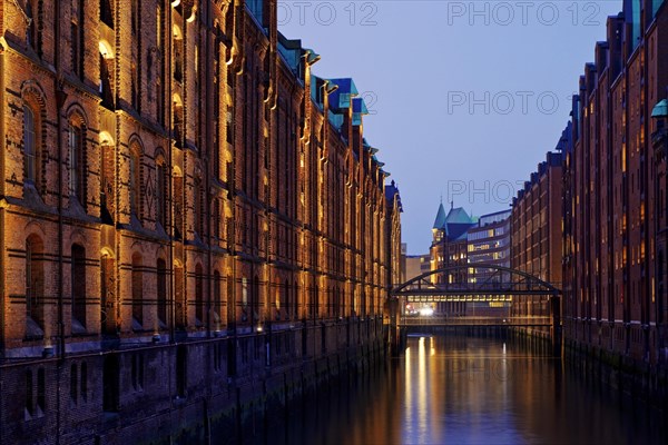 View from the sand bridge into Brooksfleet to the Kibbelsteg in the evening