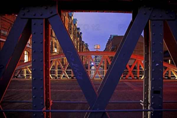 View from the sand bridge into Brooksfleet to the Kibbelsteg in the evening