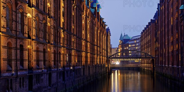 View from the sand bridge into Brooksfleet to the Kibbelsteg in the evening