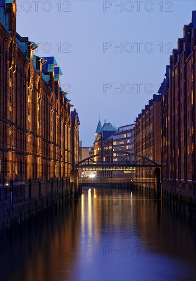 View from the sand bridge into Brooksfleet to the Kibbelsteg in the evening