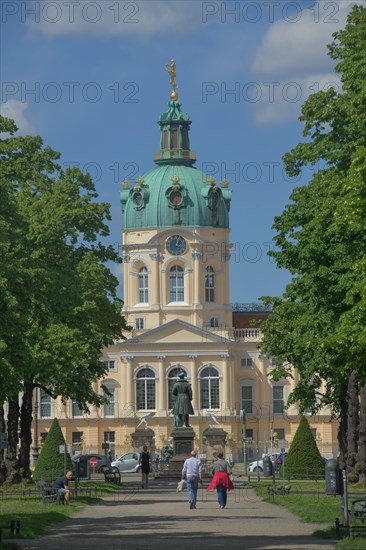 Central reservation Schlossstrasse