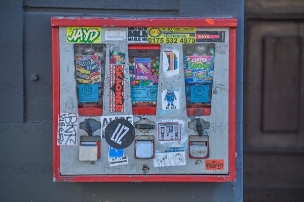 Chewing gum vending machine