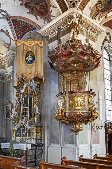 Side altar and pulpit