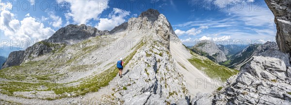 Hikers on the trail to the Lamsenspitze