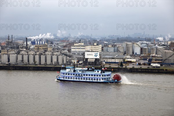 Passenger ship Lousianna Star on the Noderelbe in front of the Sasol Wax chemical plant