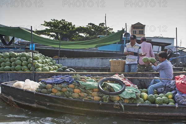 Floating wholesale market