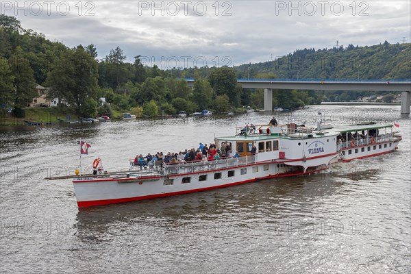 Paddle steamer