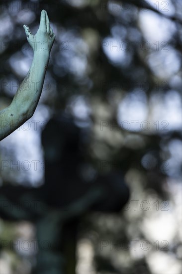 Hand einer Friedhofsfigur