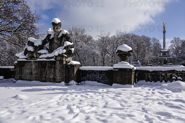 Peace angel or peace monument above the Prinzregent-Luitpold-Terrasse in the Maximiliansanlagen and Luitpoldbruecke or Prinzregentenbruecke over the river Isar