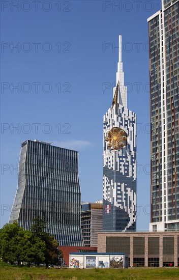 Technische Universitaet mit Riesenrad am Turm und Radisson Blu Hotel