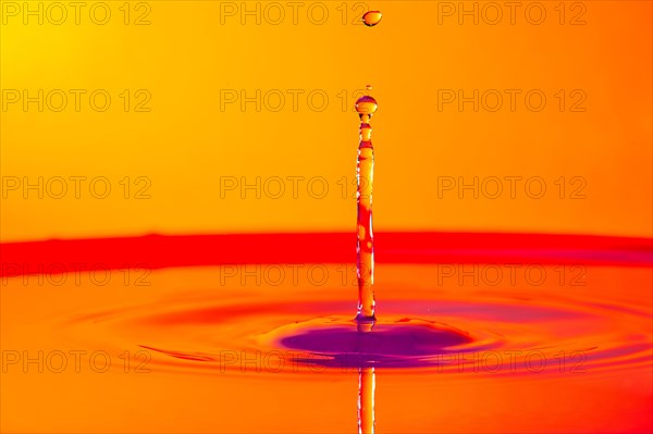 Drop photography water feature with column