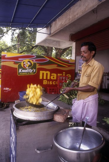 Banana chips frying