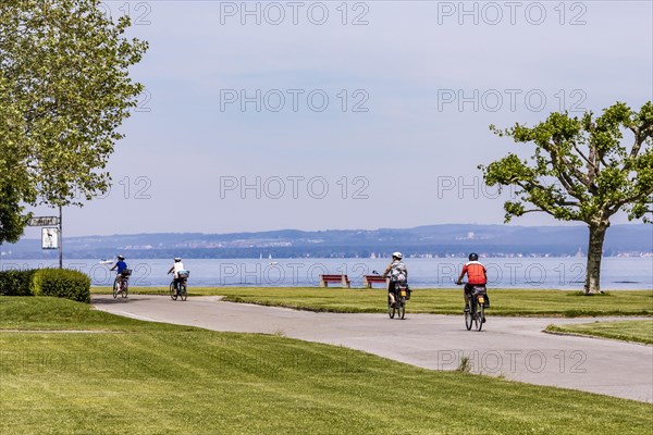 Radfahrer auf dem Bodensee-Radweg am Adolph Saurer-Quai